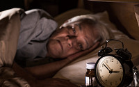 깊은 잠 못자면, 치매 위험 신호?