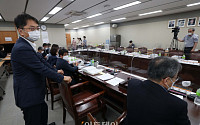 [포토] 최저임금위원회 참석하는 박준식 위원장
