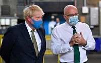트럼프 이어 '존슨' 영국 총리도 공개 석상서 마스크 착용
