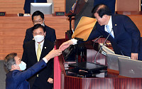 [포토] 인사하는 문재인 대통령-박병석 의장