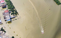 중국, 추허강댐 폭파…한달 넘게 내리는 폭우에 최소 140명 사망