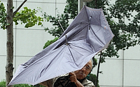 [포토]태풍 무이파에 망신창이 우산