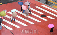 [포토] 횡단보도 우산행렬