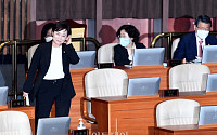 [포토] 발언대 향하는 김현미 장관