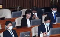 [포토] 관계자와 대화하는 김현미 장관