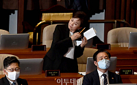 [포토] 마스크 벗는 김현미 장관