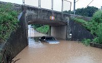 [포토] 제천 호우경보 100㎜ 폭우…물에 잠긴 승용차