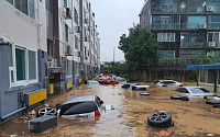 [포토] 대전 홍수, 집 앞이 물바다…정림동 아파트 주차장 차량 모조리 침수