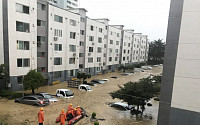 대전 서구청 &quot;정림동 우성아파트 앞 침수, 통행제한&quot;…물폭탄에 주차장도 물바다