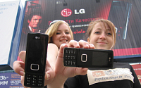LG전자, 러시아 ‘스바이즈 엑스포컴’에 초콜릿폰 출시