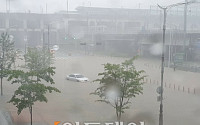 [포토] 천안·아산에도 물폭탄, 아산천·온양천 범람 위기에 인근 주민 대피 명령…도심에 차가 '둥둥'