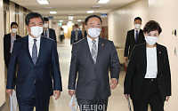 [포토] 브리핑룸 들어서는 홍남기-김현미-서정협