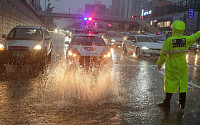 부산에도 밤새 240mm 이상 물 폭탄…도로 침수 등 피해 잇따라