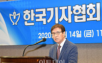 [포토] 축사하는 민병욱 한국언론진흥재단 이사장