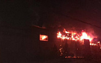 용인 신대호수사거리 고가도로서 BMW 차량 화재 발생…방음터널 일부도 태워