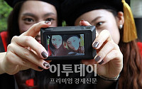 [포토]학사모 쓰고 사이좋게
