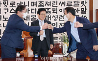 [포토] 인사하는 박병석-김태년-주호영