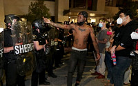 미국서 또 경찰이 비무장 흑인 총격...인종차별 반대 시위 격화