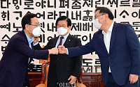 [포토] 인사하는 박병석 국회의장과 김태년-주호영 원내대표