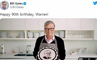 빌 게이츠, ‘절친’ 버핏에 직접 만든 케이크 선물...“90번째 생일 축하”