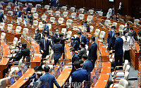 [포토] 국회 개회식, 인사하는 의원들