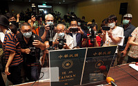 “중국인 오해 받기 싫다”…대만, 여권 표지 변경