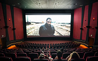 ‘테넷’, 북미 개봉 첫 주말 2000만 달러 벌어…침체된 영화 산업 기폭제 될까