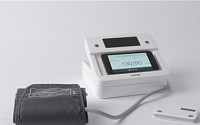 카드형 혈압계, 스마트폰에서 이용할 수 있다.