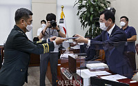 [포토] 선서문 전달하는 서욱 국방부 장관 후보자