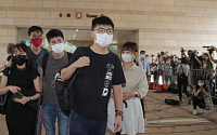 홍콩 민주화 인사 26명, 불법 집회 참가 혐의로 기소…조슈아 웡 법원 출두
