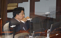 [포토] 대정부질문 참석한 권선동 국민의힘 의원
