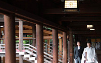 아베 전 일본 총리, 야스쿠니 신사 참배…“퇴임 보고했다”