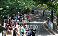 [포토]산책 즐기는 관광객들
