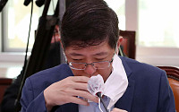 [포토] 물마시는 김홍걸 의원
