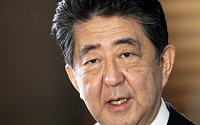아베 전 일본 총리 “오래전부터 스가 점찍어…개혁 과감히 하길”