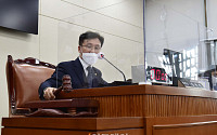 [포토] 의사봉 두드리는 김민석 위원장