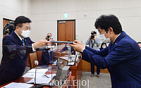 [포토] 증인선서문 전달하는 박종문 헌재 사무처장
