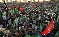 파키스탄 야권 결집 수만명 집회 “군부 꼭두각시 총리는 물러나라”