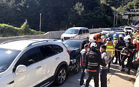 서해안고속도로서 짙은 안개로 차량 14중 추돌 사고…14명 부상