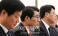 [포토]2011 국정감사, 의원들 질의 듣는 대형마트 대표들
