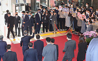 [포토] 민주당 당직자들 환호 받는 문재인 대통령