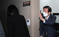 [포토] 주호영 원내대표에게 인사하는 박병석 국회의장