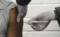 영국 코로나 백신 TF 위원장 “1세대 백신, 모두에게 효과 있지 않을 수 있어”