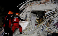 터키·그리스 강진으로 51명 사망…부상자 900명 육박