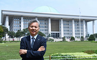 [피플] ‘영원한 증권맨’ 홍성국 민주당 의원 “첫 국정감사, 경제 피감기관 속살 체험해 봤다”