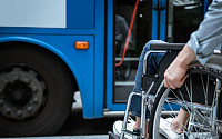 [이투:줌] 선로에 드러눕고 버스 점령해도…30년 넘게 해결되지 않는 '장애인 이동권'