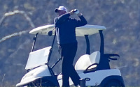 ‘대선 불복’ 트럼프, 이틀째 골프장...바이든은 미사 참석