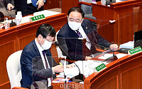 [포토] 대화하는 홍남기 부총리-안일환 차관