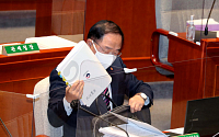 [포토] 예결위 참석한 홍남기 경제부총리