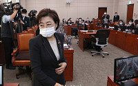 [포토] 회의장 퇴장하는 김정재 의원